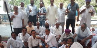 भाजपा की हार पर किसानों ने बांटे लड्डू यमुनानगर में भाजपा की हार पर किसानों ने बांटे लड्डू