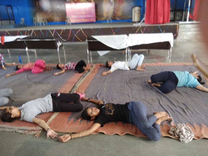 हिंदू गर्ल्‍स कॉलज में योगा करतीं छात्राएं