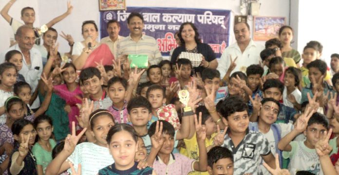प्रतिभाशाली बच्चों को कार्यवाहक सिविल सर्जन डॉ. विजय दहिया द्वारा सम्मानित किया गया।