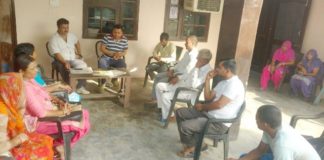 खुले में शौच करने वालों पर निगरानी कमेटी की नजर रादौर के गांव बरहेडी में नगरानी कमेटी के सदस्यों से बातचीत करते बलिन्द्र काटारिया व अन्य।