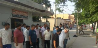 विधायक ने अपनी देखरेख में करवाई विष्णु नगर नाले की सफाई विष्णुनगर में नाले की सफाई का जायजा लेेते विधायक घन श्यामदास अरोडा