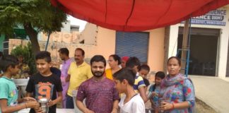 निर्जला एकादशी पर लगाई मीठे पानी की छबील निर्जला एकादशी के अवसर पर मीठा पानी पिलाकर लोगों की प्यास बुझाते स्थानीय निवासी।