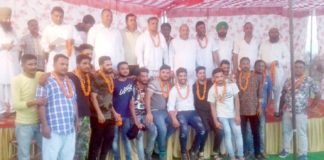 फर्कपुर में 45 ने थामा इनेलो का दामन इनैलो में शामिल हुए लोगों को फूलमाला पहनाकर स्वागत करते राजकुमार बुबका।