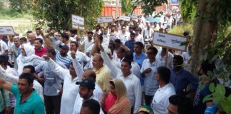 रेत खनन व स्टाक करने का विरोध करने वालों पर ही पुलिस ने दर्ज कर दिया मामला इक्टठे होकर लोग थाना रादौर में नारेबाजी करते जाते हुए।
