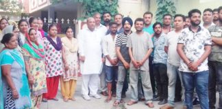 भाजपा सरकार की कारगुजारियों को लेकर लोगों में है आक्रोश : राजकुमार रादौर इनैलो के हल्का प्रधान राजकुमार बुबका लोगों को पार्टी की नीतियों के बारे में अवगत कराते हुए।