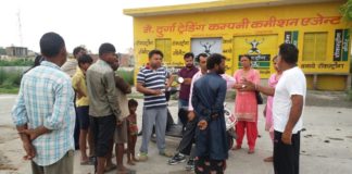 अपने आसपास रखें स्वच्छता : कटारिया रादौर में बलिन्द्र कटारिया गांवों में लोगों को स्वच्छता के बारे में जागरूक करते हुए।