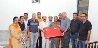 इक्नोमिक्स विभागाध्यक्ष डॉ. योगेश कुमार हुए सेवानिवृत्त सेवानिवृत्त डॉ योगेश कुमार को स्मृत्ति चिन्ह भेंटकर सम्मानित करते स्टाफ सदस्य व अन्य।