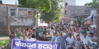 पंचायत हटाने की मांग को लेकर नगरपालिका समर्थकों ने किया प्रदर्शन नगरपालिका संघर्ष समिति के समर्थकों द्वारा बाजार में शांति-पूर्वक प्रदर्शन