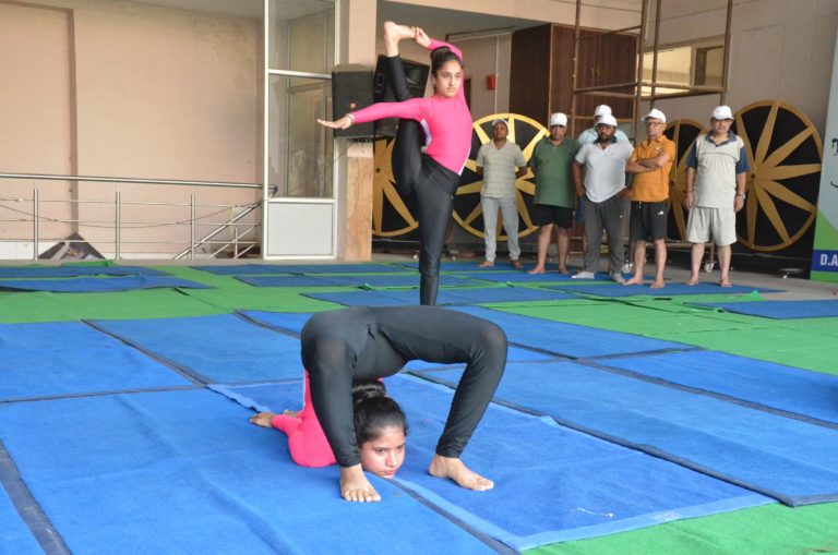 डीएवी गर्ल्‍स कालेज की छात्राओं ने किया योगाभ्यास