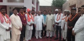 भाजपा व कांग्रेस छोड थामा इनेलो का दामन रादौर में इनेलो पार्टी में शामिल होने वाले कार्यकर्ताओं को फुलमालाएं पहनाकर सम्मानित करते राजकुमार बुबका।