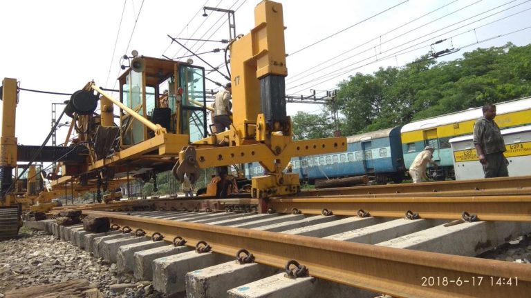 रेलवे इंजीनियर्स ने चार घंटे में बदला 40 मीटर रेलवे ट्रैक