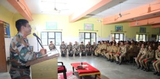 कैडेटों ने सीखा गोली चलाना शिविर में केडेटों को संबोधित करते शौर्य चक्र विजेता कर्नल राज कुमार