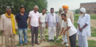 सैर के दौरान विधायक ने खुर्दबन व ठसका में किया पौधारोपण गांव खुर्दबन में पौधारोपण करते विधायक श्यामसिंह राणा व अन्य लोग।