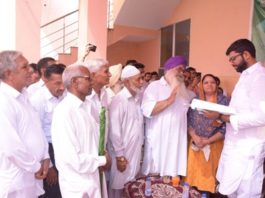 पंचायत कायम रखने के लिए दिग्विजय सिंह को सौंपा मांगपत्र नगर पंचायत संघर्ष समिति के सदस्यों ने सांसद दिग्विजय ने पंचायत कायम रखने बारे मांग पत्र सौंपा