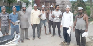 गांवों में किया आम अादमी पार्टी क प्रचार गांव दामला में पार्टी के लिए प्रचार करते आम आदमी पार्टी के कार्यकर्ता।