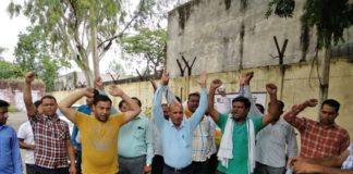 कर्मचारियों को निलंबित करने के विरोध में साढौरा में तीसरे दिन भी धरना-प्रदर्शन जारी कर्मचारियों के निलंबन के विरोध में तीसरे दिन भी धरना-प्रदर्शन हुआ।