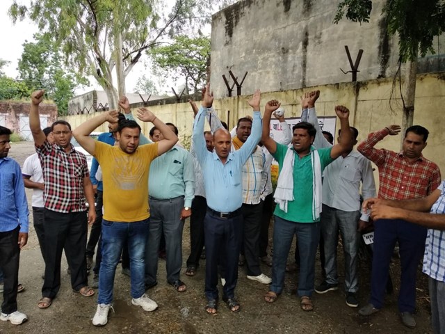 कर्मचारियों को निलंबित करने के विरोध में साढौरा में तीसरे दिन भी धरना-प्रदर्शन जारी