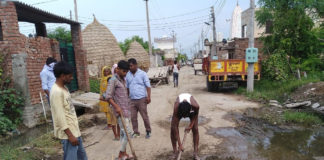गुमथला में गंदे पानी के बीच से गुजर रहे पानी के पाइप, घरों में आ रहा दूषति पेयजल गांव गुमथला में पब्लिक हैल्थ विभाग के कर्मचारी गली खोदकर नल कनैक्शनों की जांच करते हुए।