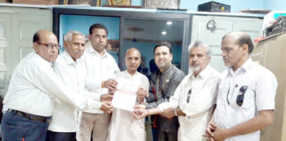 29 व 30 जुलाई को आंदोलन करेंगे स्वर्णकार व कारीगर स्वर्णकार अपनी मांगों को लेकर अपना मांगपत्र दिखाते हुए।