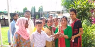 भाजपा महिला मोर्चे की अध्यक्ष ने किया पौधारोपण - नगरपार्षद डॉ प्रीत गर्ग बच्चें को पौधा वितरीत क रते हुए