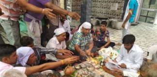 आदि क्षेत्रपाल नगर खेडे़ पर हुआ हवन यज्ञ व भंडारा आदि क्षेत्रपाल रादौर में हवनयज्ञ करते स्थानीय लोग।