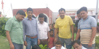 भगतसिंह के सहयोगी रहे पंडित किशोरी लाल को किया याद इंकलाब मंदिर गुमथला में पौधारोपण करते ग्रामीण।