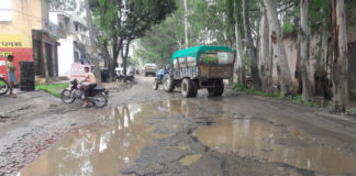तीन दिन की बारिश से रादौर की सडकें टूटकर बिखरी शहर में बरसात से टूटी सडक पर बने गडडे।