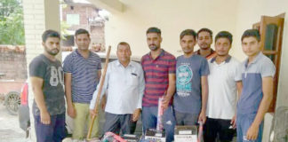 ग्राम पंचायत जुब्बल ने क्रिकेट टीम को दी किट