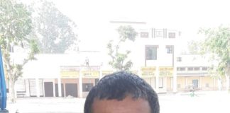 बरसात से सब्जियों के दाम बढे : 5 रुपये वाली शिमला मिर्च 50 रुपये किलो बिक रही सब्जी मंडी रादौर के प्रधान विजय कुमार जानकारी देते हुए।