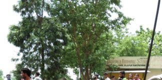 खिजराबाद भारतीय जीवन बीमा निगम के कार्यलय के सहयोगियों ने लगाई छबील ..मीठे पानी की छबील में पानी पिलाते हुए