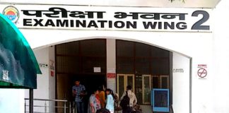हाईकोर्ट के आदेश पर कुरूक्षेत्र विश्वविधालय ने जारी किए रोल नंबर….. कुरूक्षेत्र विश्वविधालय से रोल नंबर लेकर परीक्षा भवन के बाहर रोल नंबर दिखाते शिक्षक नेता महेंद्र सिंह कलेर व अन्य शिक्षक