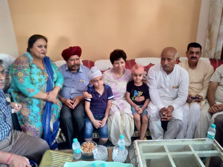 पूर्व पार्षद हरमिनदर सिंह के घर पहुंची राज्‍यसभा सांसद कुमारी शैलजा, चाय की चुस्कियों के साथ की चर्चा