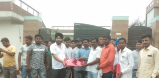 दो क्विंटल लडू और दो क्विंटल केले बांटकर मनाया हिन्दू सिख एकता सुरक्षा मंच के अध्यक्ष हरप्रीत सिंह बत्रा का जन्मदिन समाजसेवी हरप्रीत सिंह बत्रा को उनके जन्मदिन पर उपहार भेंट करते समर्थक