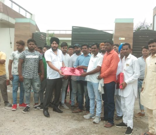 दो क्विंटल लडू और दो क्विंटल केले बांटकर मनाया हिन्दू सिख एकता सुरक्षा मंच के अध्यक्ष हरप्रीत सिंह बत्रा का जन्मदिन समाजसेवी हरप्रीत सिंह बत्रा को उनके जन्मदिन पर उपहार भेंट करते समर्थक