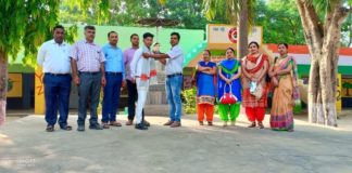 शहीद एमएल वर्मा वरिष्ठ माध्यमिक विद्यालय ललहाडी कलां के छात्र नवीन ने फतेह की 5289 मीटर ऊंची फ्रेंडशिप पीक छात्र नवीन को सम्मानित करते शहीद एम.एल.वर्मा व०मा०विधालय ललहाडी कलां के कार्यकारी प्रधानाचार्य विजय कुमार व अन्य स्टाफ सदस्य