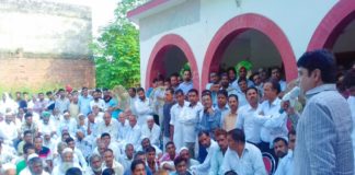 BSP की बढती लोकप्रियता से झूठी अफवाहें फैला रही विपक्षी पार्टियाँ : चौधरी अकरम खान छछरौली कार्यालय में कार्यकर्ता मीटिंग लेते चौधरी अकरम खान।