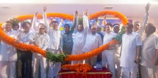 बसपा के हुए चौधरी आदर्शपाल कार्यक्रम में माला डालकर प्रभारी व अन्य नेताओं का स्वागत करते आदर्शपाल।