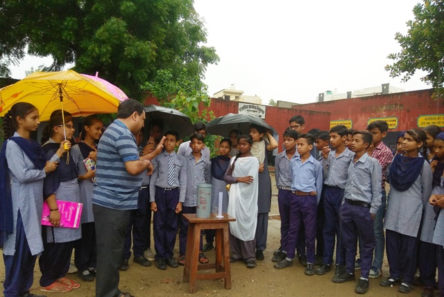 मानकी कृत वर्षामापी यंत्र से वर्षा मापना सीखा, राजकीय वरिष्ठ माध्यमिक विद्यालय कैम्प के प्रांगण में सुबह दो घंटे में 15.7 एमएम वर्षा रिकार्ड