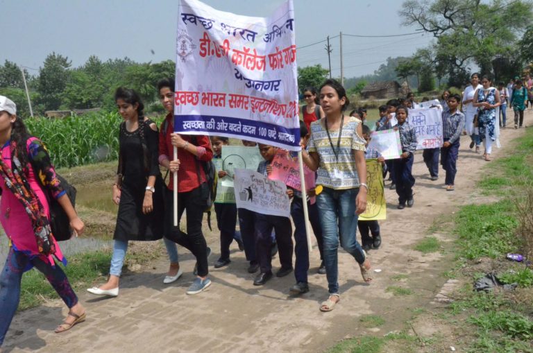 डीएवी गर्ल्स कॉलेज की छात्राओं ने नया गांव में रैली निकालकर दिया स्वच्छता का संदेश