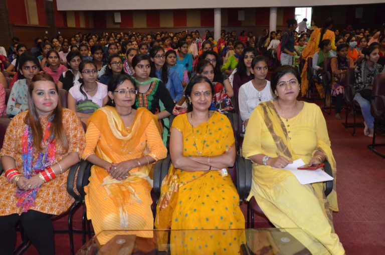 अनुशासन के पाठ के साथ डीएवी गर्ल्स कॉलेज यमुनानगर में नवसत्र  का शुभारंभ