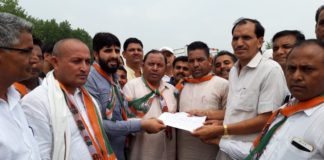 हाईवे पर हादसों के विरोध में सड़क पर उतरे कांग्रेसी नेता बृजपाल छप्पर और बीएल सैनी yamunanagar hulchul gyapan congress