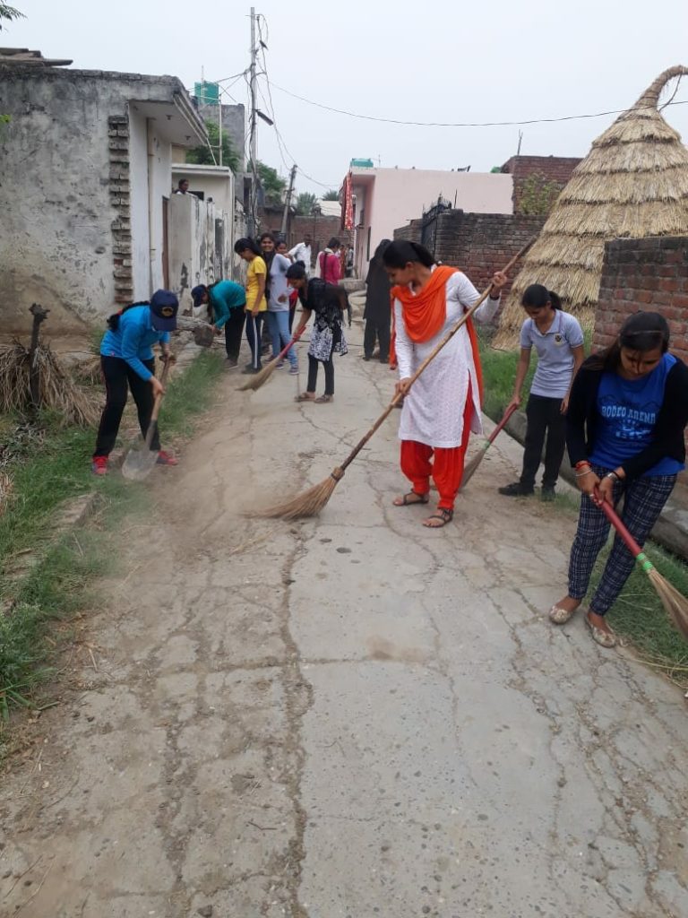 कैल गाँव में हिन्दू गर्ल्ज कॉलेज की छात्राओं ने चलाया सफाई अभियान