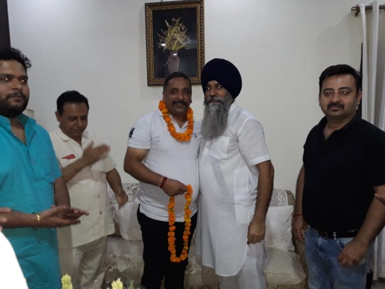 व्यापार मंडल के प्रदेश कार्यकारिणी सदस्य बने कमलप्रीत सिंह, जिलाध्यक्ष राजेश सेठ ने घर आ दी बधाई
