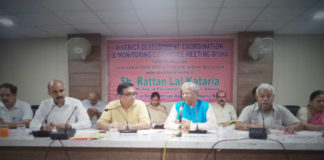 सांसद रत्तन लाल कटारिया ने जिला अधिकारियों को दिया परामर्श सांसद रत्तन लाल कटारिया ने जिला के अधिकारियों को परामर्श देते हुए