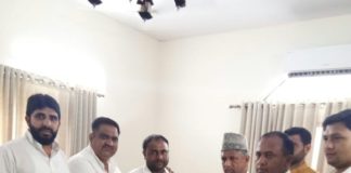 तामीन खान बने हरियाणा प्रदेश कांग्रेस कमेटी अल्पसंख्यंक प्रकोष्ठ खिजराबाद के खंड चेयरमैन खिजराबाद के नाग्गल पटटी के तामीन खान को खंड का अल्पसंख्यंक प्रकोष्ठ का चैयरमेन नियुक्त करते पार्टी के पदााधिकारी।