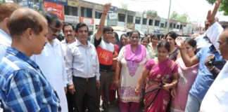 पांच माह से पेयजल किल्लत झेल रहे ग्रीनपार्क कालोनी के बांशिंदों ने मटके फोड़ किया प्रदर्शन मटके फोड़ प्रदर्शन करते सोसाईटी के लोग।