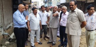घनश्याम अरोड़ा ने लिया विकास कार्यों का जायजा यमुनानगर विधायक घनश्याम अरोड़ा निगम अधिकारियों के साथ कार्योें का जायजा लेते हुए।