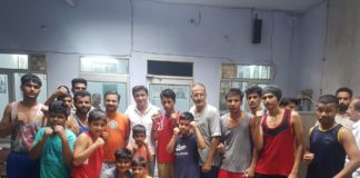 सरकार खेलों में राजनीति कर ओच्छी मानसिकता का दे रही परिचय : दिलबाग सिंह खिलाड़ी अपने कोच लखविंदर सिंह के साथ पूर्व विधायक दिलबाग सिंह से मिलते हुए