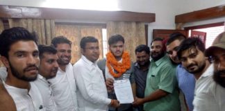 नवजीत सिंह बने युवा कांग्रेस रादौर के विधानसभा अध्यक्ष भारतीय युवा कांग्रेस के राष्ट्रीय अध्यक्ष केशव चंद नवजीत सिंह को युवा कांग्रेस रादौर के विधानसभा अध्यक्ष। का नियुक्ति प. देते हुए