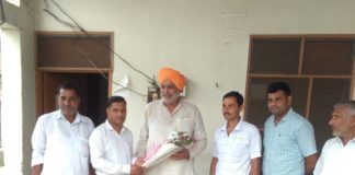 कांजनू में विधायक ने सुनी लोगों की समस्याएं - गांव कांजनू में विधायक श्यामसिंह राणा का स्वागत करते सरपंच पवन कुमार व अन्य।